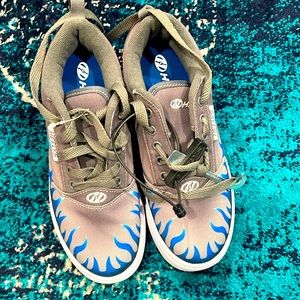 New Heelys Blue Flame Youth size 4 nwot